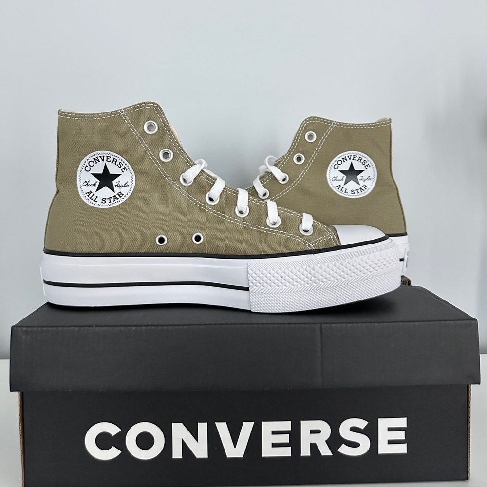 Brand New Converse Women Size 9 shoes
